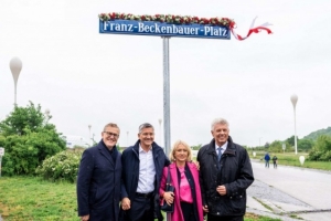 开云下载-官方：弗朗茨-贝肯鲍尔广场5号标志揭幕，安联球场地址正式更名