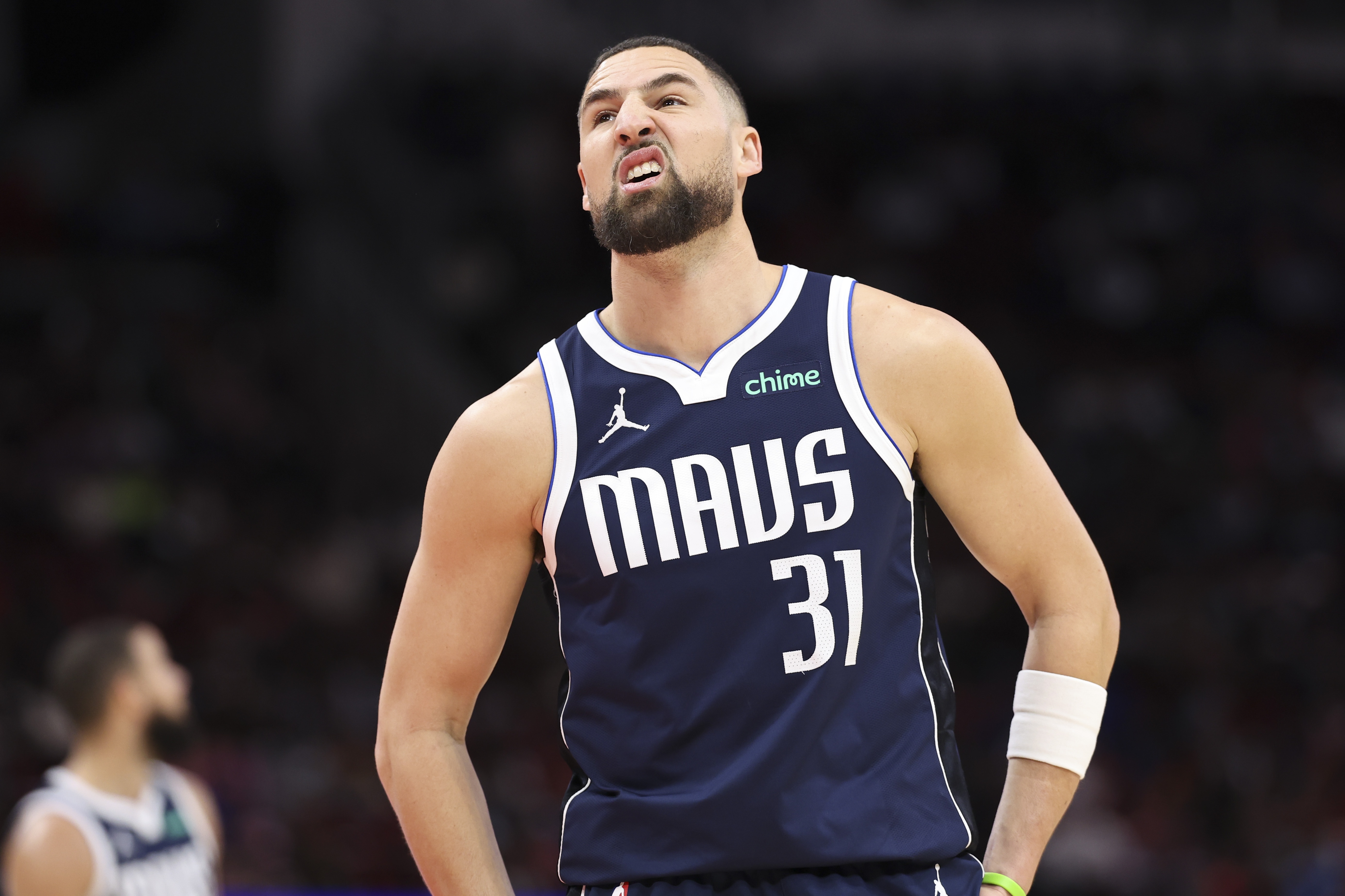 开云体育-本赛季掉出首发！美记：独行侠愿意听取关于克莱·汤普森的报价！