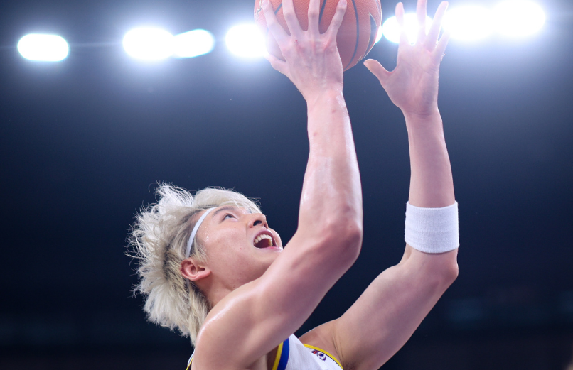 上海丢扳平三分遭浙江逆转终结4连胜 王哲林14+7张镇麟仅5分