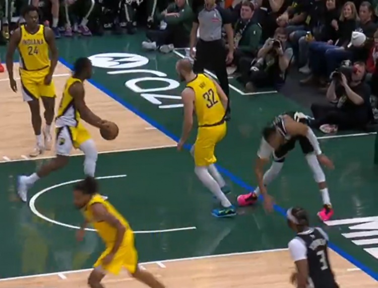 开云注册网址-看着挺严重啊！里弗斯：字母哥在一次扣篮后导致左膝过度伸展